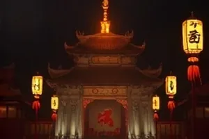 《慢速快门》封面，夜间长曝光留下的车灯光轨