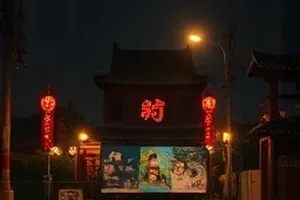 《盐镇旧事》封面，盐场成排晒池的俯拍画面